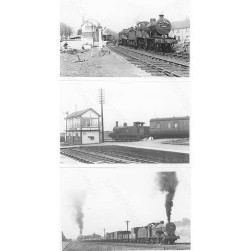 538 - Railway. L.M.S. Steam. A good collection of approx. 200+, black and white, postcard size prints. Aro... 