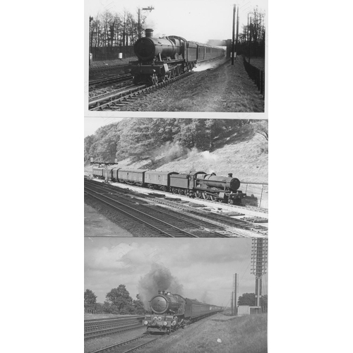 209 - Railway. BR(W)/GWR Locomotives. A good collection of approx. 500, black and white postcard size prin... 