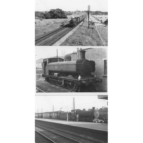 209 - Railway. BR(W)/GWR Locomotives. A good collection of approx. 500, black and white postcard size prin... 