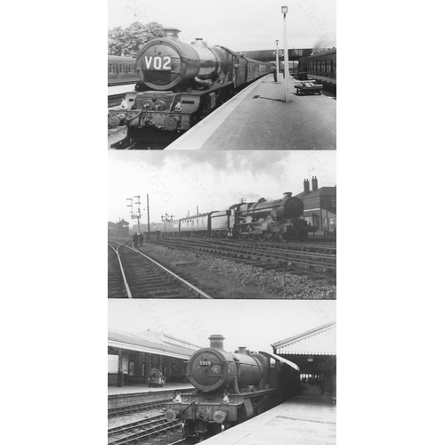 239 - Railway. BR(W)/GWR Locomotives. A good collection of approx. 500, black and white postcard size prin... 