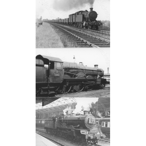 239 - Railway. BR(W)/GWR Locomotives. A good collection of approx. 500, black and white postcard size prin... 