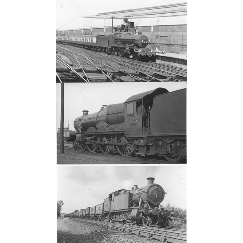 239 - Railway. BR(W)/GWR Locomotives. A good collection of approx. 500, black and white postcard size prin... 