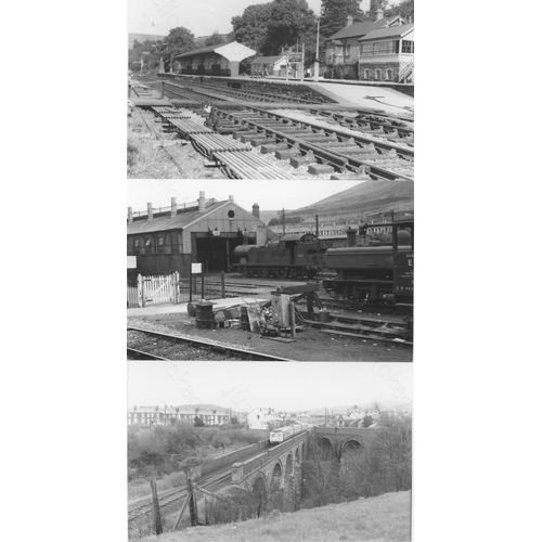 287 - Railway. Infrastructure. A selection of approx. 300, black and white postcard sized prints, with som... 