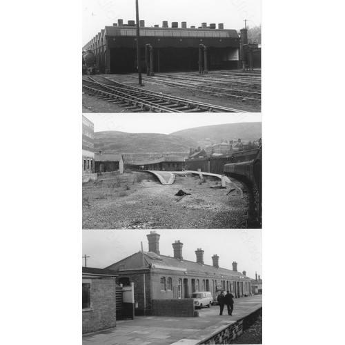 287 - Railway. Infrastructure. A selection of approx. 300, black and white postcard sized prints, with som... 