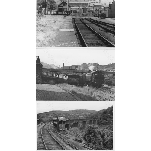 287 - Railway. Infrastructure. A selection of approx. 300, black and white postcard sized prints, with som... 