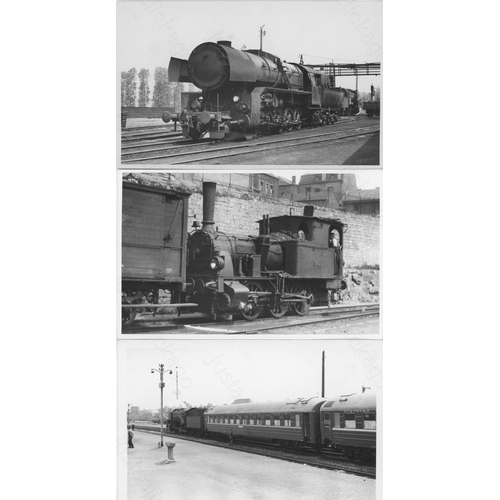 98 - Railway. Overseas Traction - WEST GERMANY. A collection of approx. 300, black and white, postcard si... 