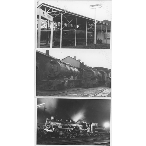 455 - Railway. Overseas Traction - South Africa. A collection of approx. 50, black and white, postcard siz... 