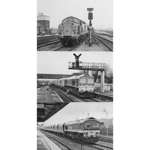 549 - Railway. Modern Traction. Approx. 300, black and white, with a few colour, postcard size prints. The... 