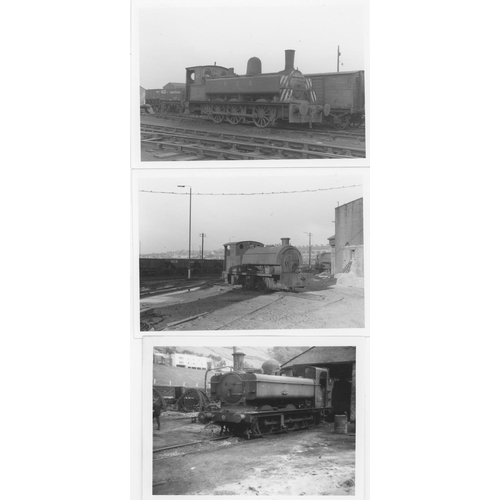 63 - Railway. Industrial. A very good assortment of approx. 400, black and white, postcard and smaller si... 