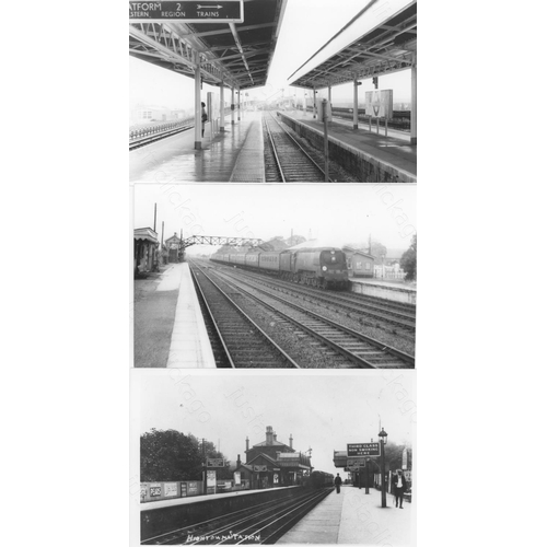 488 - Railway. Infrastructure - stations. A shoebox of approx. 500, mainly black and white, postcard size ... 