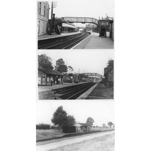 490 - Railway. Infrastructure - stations. A shoebox of approx. 500, mainly black and white, postcard size ... 