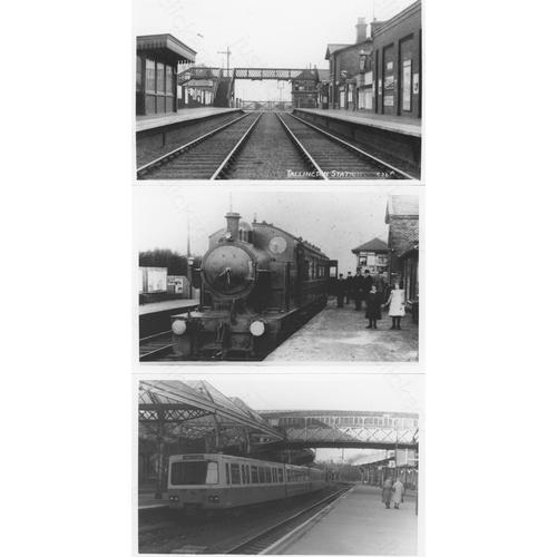 490 - Railway. Infrastructure - stations. A shoebox of approx. 500, mainly black and white, postcard size ... 