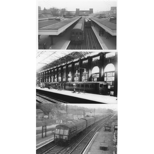 490 - Railway. Infrastructure - stations. A shoebox of approx. 500, mainly black and white, postcard size ... 