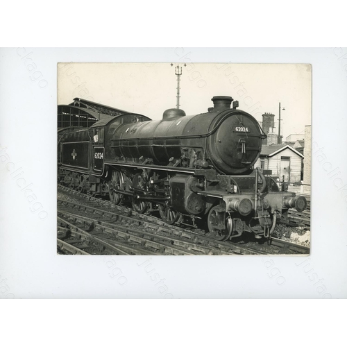 299 - Railway. Miscellaneous. A photo album with approx. 84, black and white, 8.5