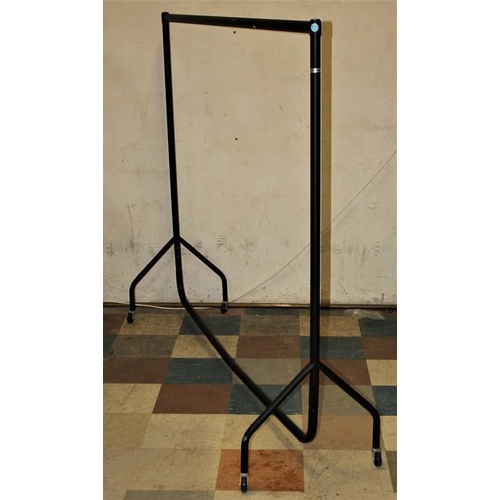 173 - 6ft CLOTHING RAIL