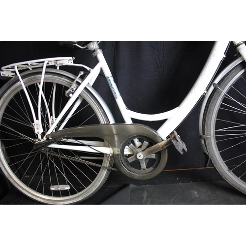 121 - KINGSTON SINGLE SPEED SHOPPERS BIKE WITH FRONT BASKET