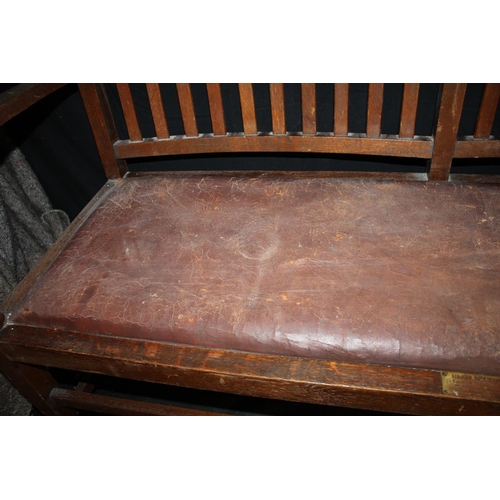 154 - OAK SLAT BACK BENCH WITH UPHOLSTERED SEAT (DAMAGED), BRASS PLAQUE - RHODD MRS TREHARNE EGLWYS PENWEL... 