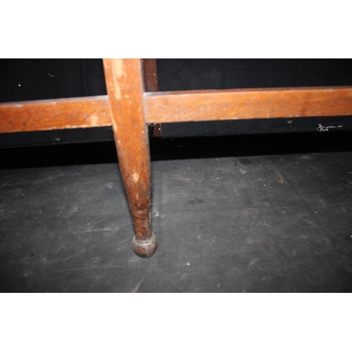 154 - OAK SLAT BACK BENCH WITH UPHOLSTERED SEAT (DAMAGED), BRASS PLAQUE - RHODD MRS TREHARNE EGLWYS PENWEL... 