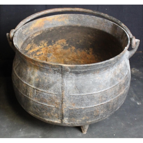 160 - LARGE CAST IRON CAULDRON (H29cm, D34cm)