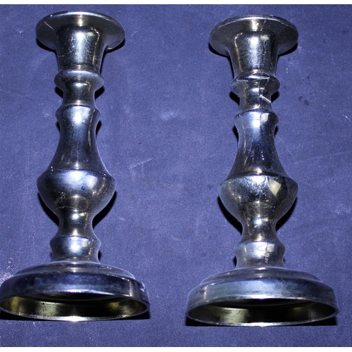 164 - VARIOUS BRASS CANDLESTICKS & BRASS LAMP