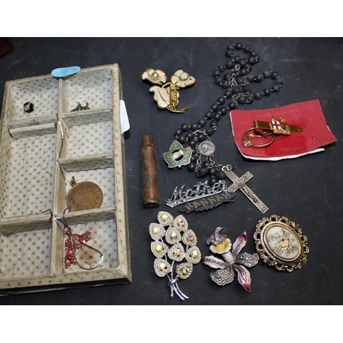 215 - SMALL BOX MISCELLANEOUS JEWELLERY