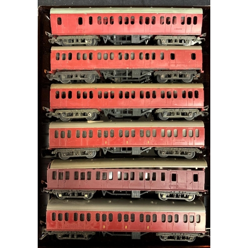 32 - 2 TRAYS CONTAINING 12 TT 3mm MAROON COACHES - UNBOXED