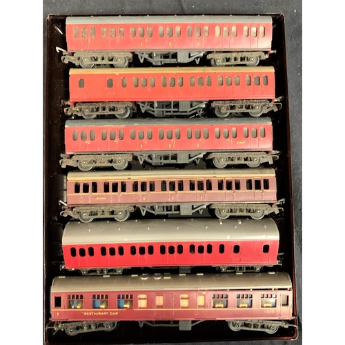 32 - 2 TRAYS CONTAINING 12 TT 3mm MAROON COACHES - UNBOXED