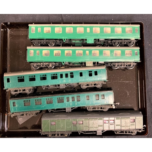 33 - 2 TRAYS CONTAINING 11 TT 3mm SR & OTHER COACHES - UNBOXED