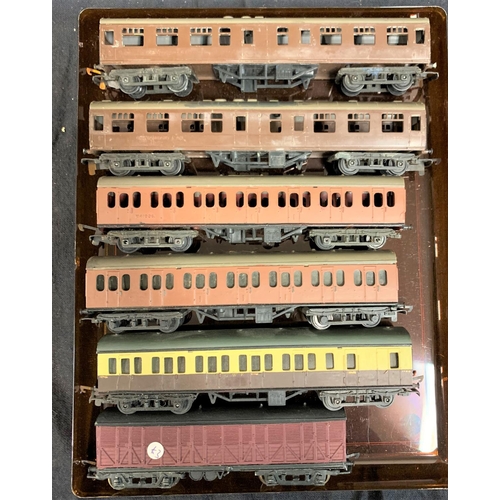 33 - 2 TRAYS CONTAINING 11 TT 3mm SR & OTHER COACHES - UNBOXED