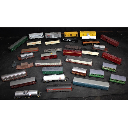 183 - QUANTITY of 00 GAUGE MODEL POWER TRUCKS & COACHES - UNBOXED