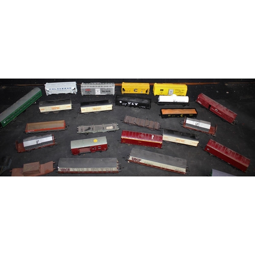 183 - QUANTITY of 00 GAUGE MODEL POWER TRUCKS & COACHES - UNBOXED