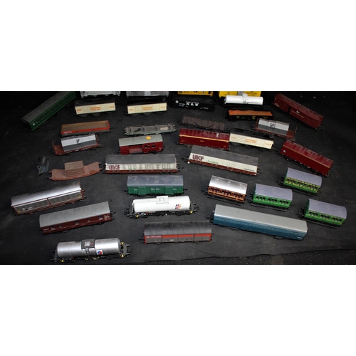 183 - QUANTITY of 00 GAUGE MODEL POWER TRUCKS & COACHES - UNBOXED