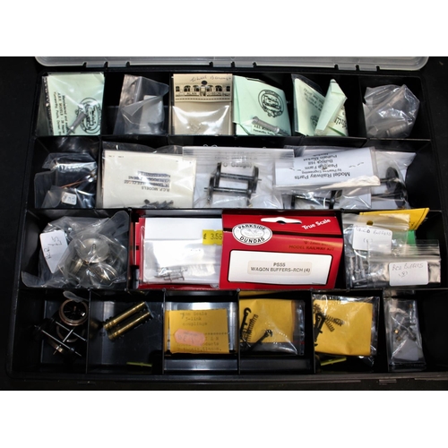 197 - PLASTIC CASE OF 7mm 0 GAUGE SPARES