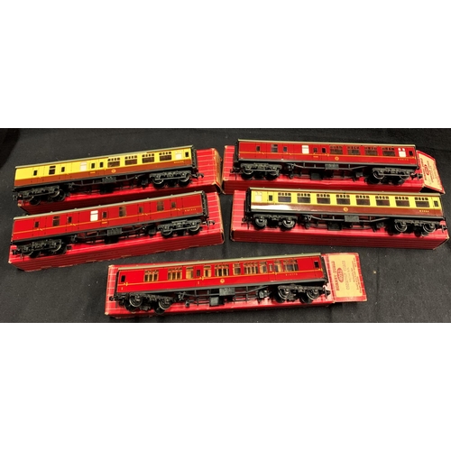 220 - 5 HORNBY DUBLO 00 GAUGE COACHES: 4051, 4052, 4053, 4061, 4075  - BOXED