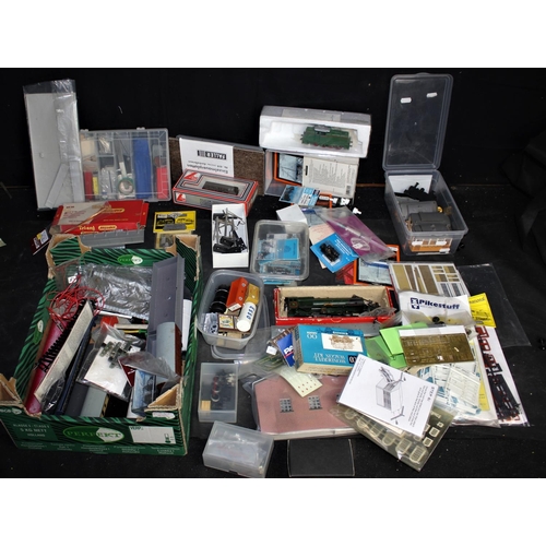 222 - 2 BOXES ASSORTED 00 GAUGE ACCESSORIES