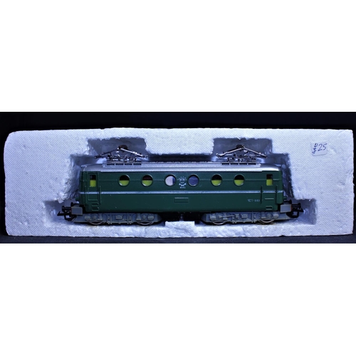 243 - 2 of TT 3mm GAUGE LOCOS: BERLINER BAHNEN DIESEL & ELECTRIC  - BOTH BOXED (BOTH TESTED OK)
