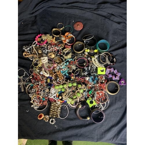 572 - BAG COSTUME JEWELLERY