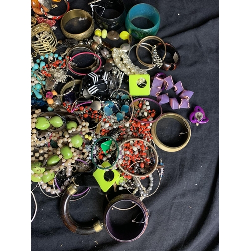 572 - BAG COSTUME JEWELLERY