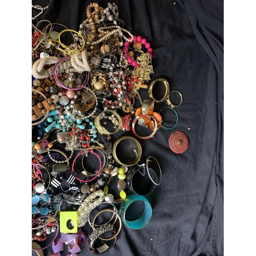 572 - BAG COSTUME JEWELLERY