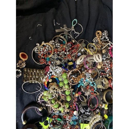 572 - BAG COSTUME JEWELLERY