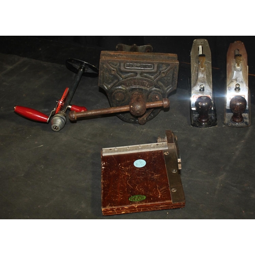 122 - STANLEY NO. 4 WOOD PLANE IN ORIGINAL BOX, RECORD NO. 4 WOOD PLANE, MANUAL DRILL, ENVOY GUILLOTINE & ... 