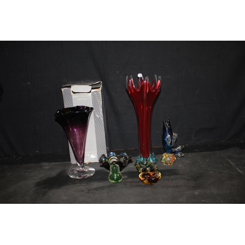 140 - VARIOUS ITEMS OF COLOUR GLASS