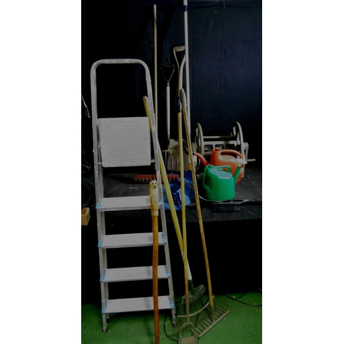 151 - ALUMINIUM STEP LADDER, REEL FOR GARDEN HOSE, 2 WATERING CANS & GARDEN TOOLS