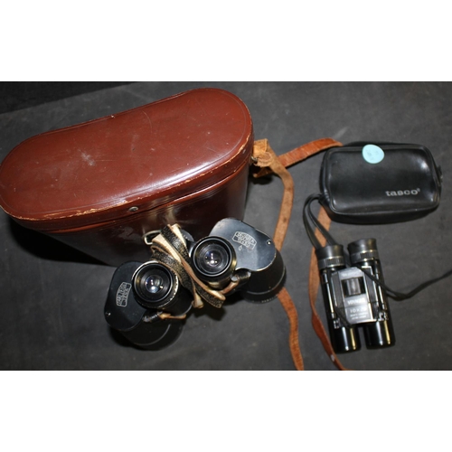 50 - PAIR OF CARL ZEISS 10 X 50 BINOCULARS IN LEATHER CASE AND A PAIR OF TASCO VOYAGER 10 X 25 BINOCULARS