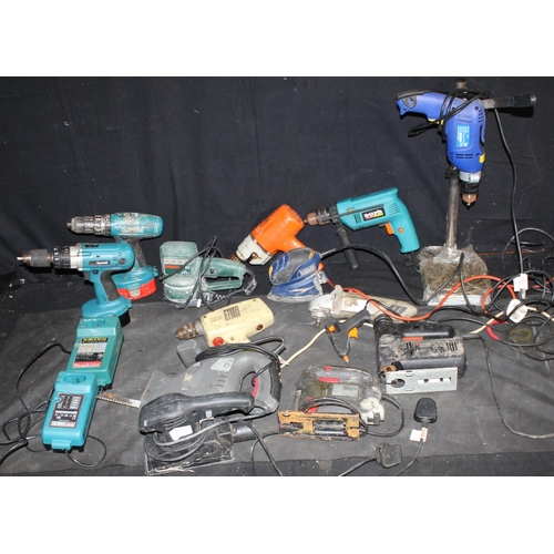 59 - QUANTITY OF ELECTRIC TOOLS - FOCUS DRILL ON STAND, 3 DRILLS, ANGLE GRINDER, 3 SANDERS, 2 JIGSAWS & M... 