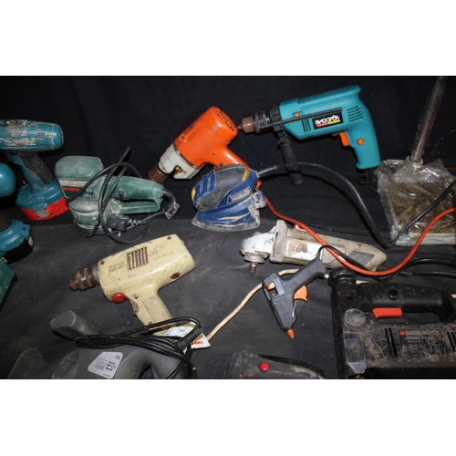 59 - QUANTITY OF ELECTRIC TOOLS - FOCUS DRILL ON STAND, 3 DRILLS, ANGLE GRINDER, 3 SANDERS, 2 JIGSAWS & M... 