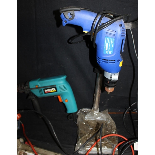 59 - QUANTITY OF ELECTRIC TOOLS - FOCUS DRILL ON STAND, 3 DRILLS, ANGLE GRINDER, 3 SANDERS, 2 JIGSAWS & M... 