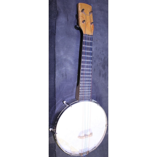 39 - YAMAHA CLARINET AND SMALL BANJO IN CASE