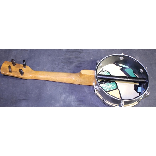 39 - YAMAHA CLARINET AND SMALL BANJO IN CASE