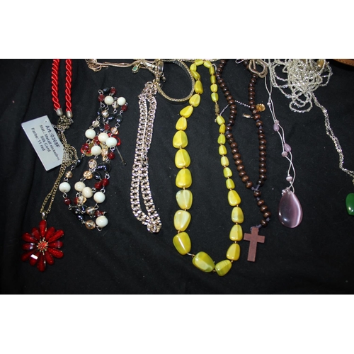 5 - MISCELLANEOUS COSTUME JEWELLERY